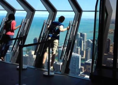 شیکاگو؛ کج شدن از طبقه 94 یک آسمان خراش شیکاگو؛ کج شدن از طبقه 94 یک آسمان خراش